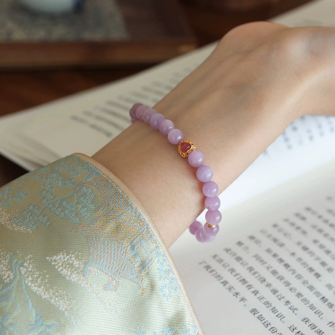 Natural Lavender Jade Bead Bracelet – Elegant Handmade Jewelry with Pearl & Turquoise Accents by Luminora