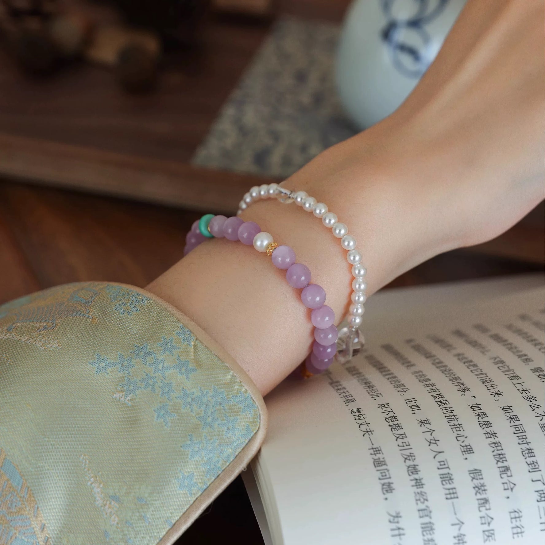 Natural Lavender Jade Bead Bracelet – Elegant Handmade Jewelry with Pearl & Turquoise Accents by Luminora