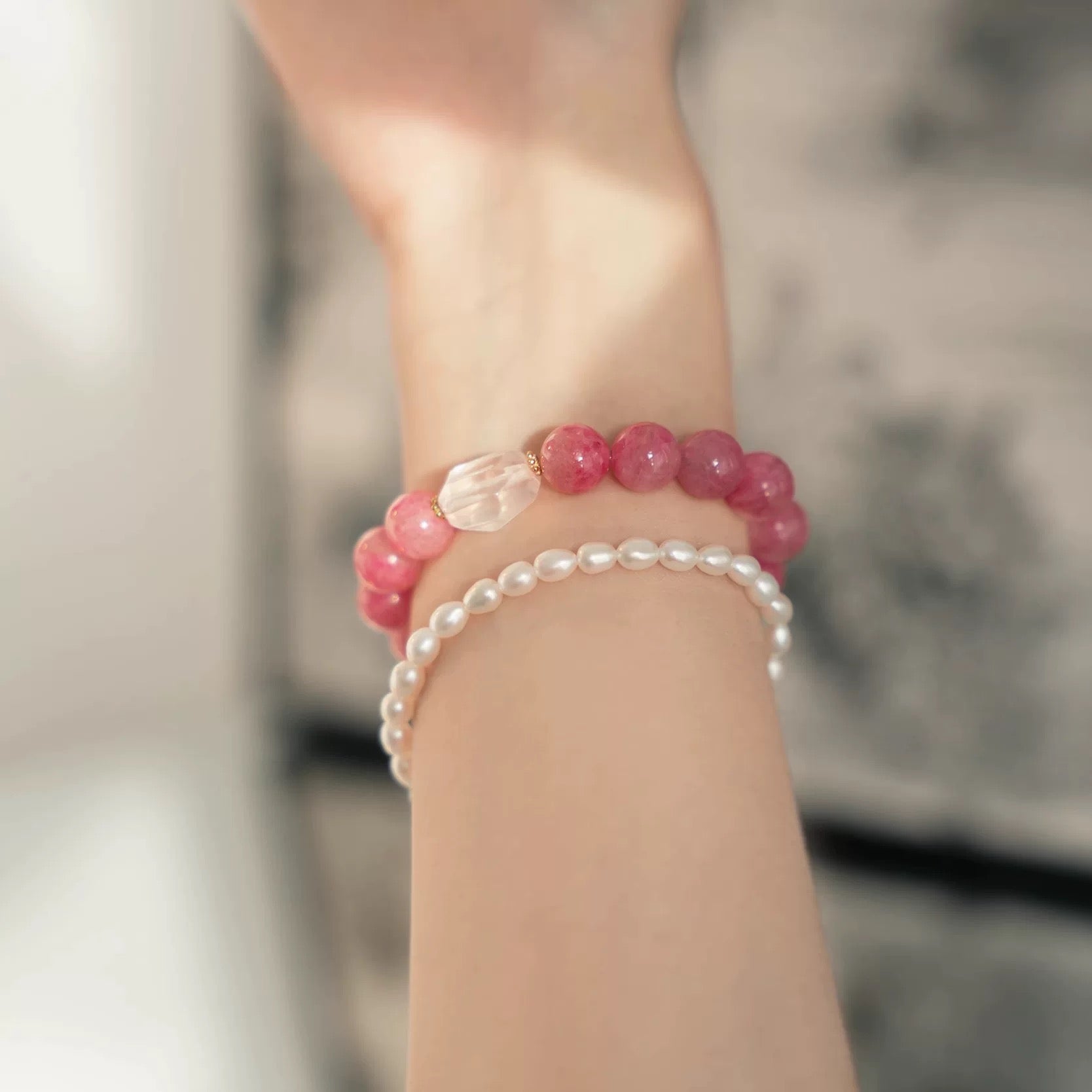 Natural Rhodonite and Clear Quartz Bracelet – Handcrafted Crystal Energy Jewelry for Love and Harmony
By Luminora